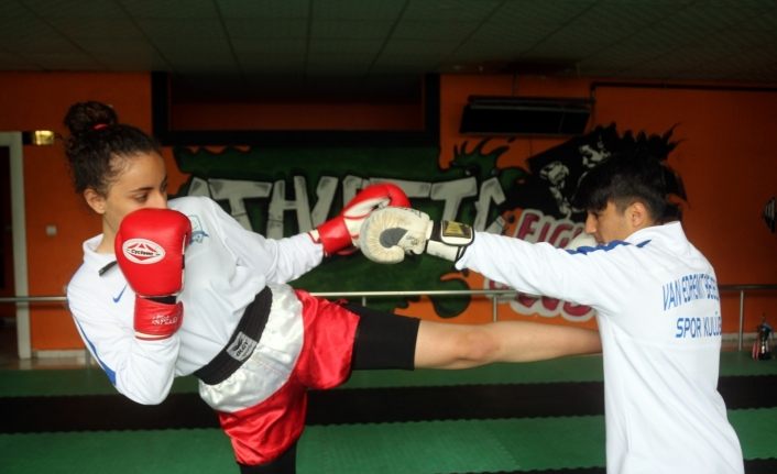 Vanlı sporcuların kick boks başarısı