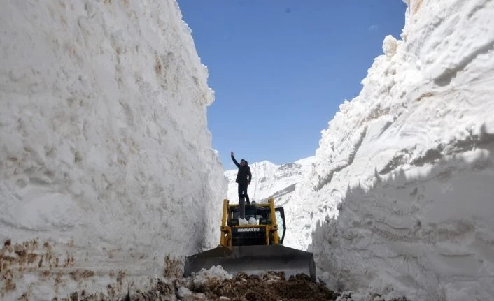 Yüksekova’da 8 metrelik kar tünelleri