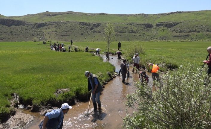 Van'da 3 bin yıllık sulama kanalına imece usulü temizlik