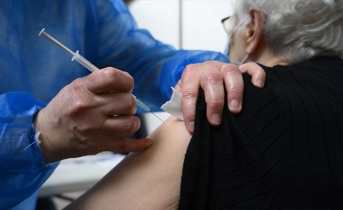 AB Komisyonu, üye ülkelere AB onaylı aşıları yaptıranlara seyahat kısıtlamalarını kaldırmalarını önerdi