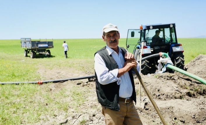 Ağrılı çiftçiler kuraklık nedeniyle kendi imkanlarıyla sulama yapmaya başladı