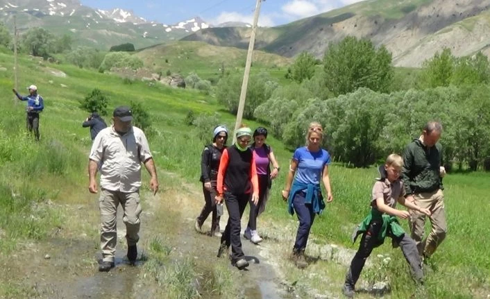 Alman turistler Berçelan Yaylası’nı gezip, Mar Şalita Kilisesi’ni ziyaret etti
