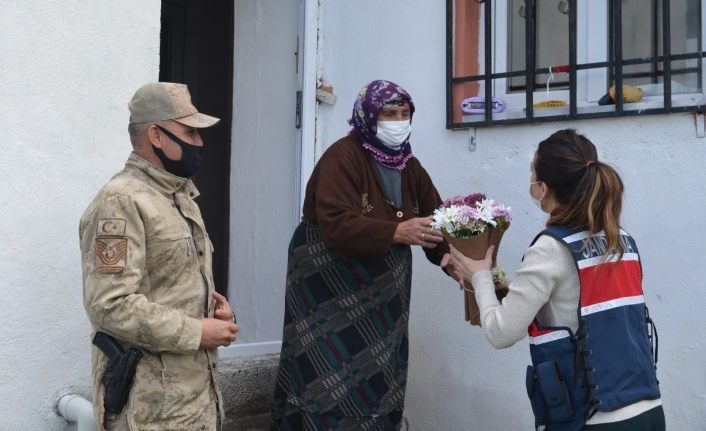 Ardahan’da Jandarma Şehit Annelerini unutmadı