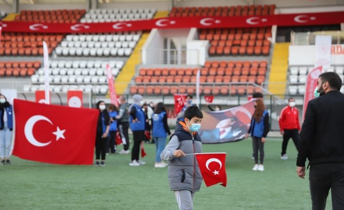Ardahan’da stadyumda İstiklal Marşı okunarak 19 Mayıs kutlandı