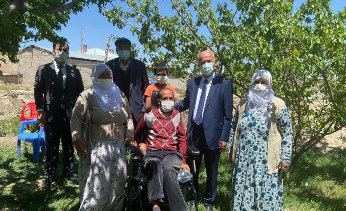 Tuşba Belediye Başkanı Akman’dan engelli vatandaşa akülü sandalye