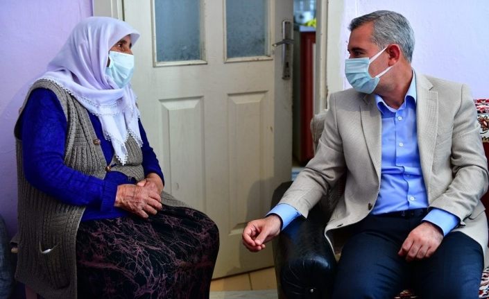 Başkan Çınar, yaşlı kadının hayır duasını aldı