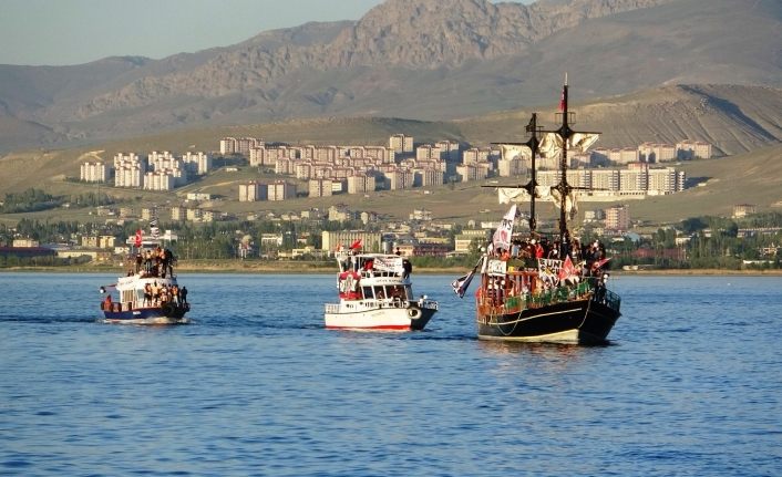 Beşiktaş taraftarının Van Gölü’nde şampiyonluk coşkusu