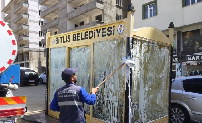 Bitlis’te otobüs durakları dezenfekte edildi