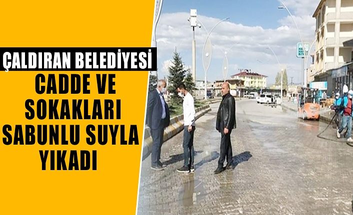 Çaldıran Belediyesi cadde ve sokakları sabunlu suyla yıkadı