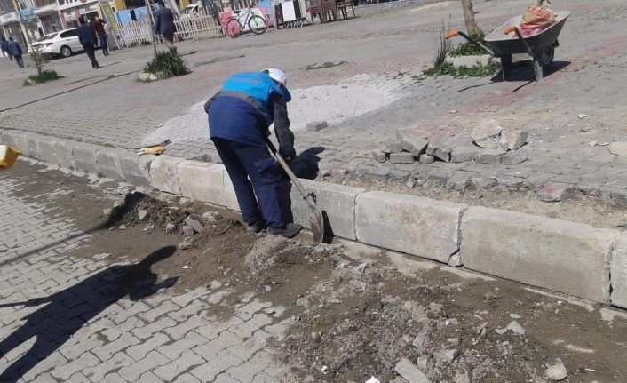 Çaldıran Belediyesinden yol onarım çalışması