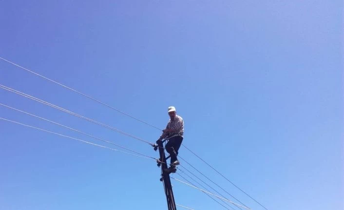 Çıktığı elektrik direğinde mahsur kalan şahsı itfaiye kurtardı