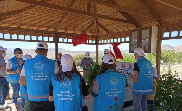 Çocuklar, şehit Fethi Sekin’in kabrini ziyaret edip, müzesini gezdi