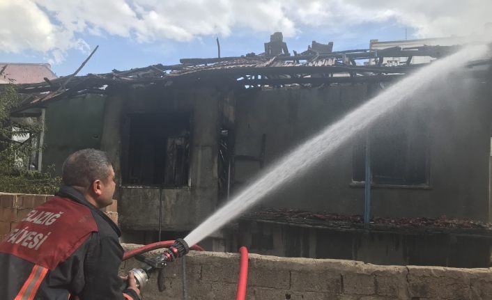 Depremden sonra boşaltılan 2 katlı ev yandı