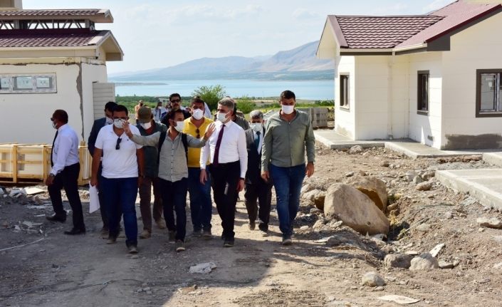 Depremzedeler için yapılan köy konutlarının inşaatı tamamlandı