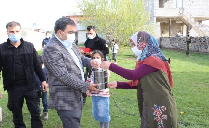 Diyadin’de “Çatkapı” projesiyle iftar yemekleri vatandaşların evlerine ulaştırılıyor