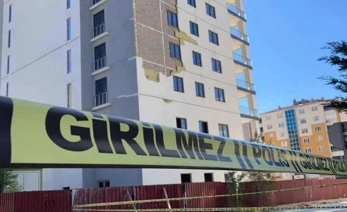 Elazığ’da 28 katlı bina, fırtına ile tehlike oluşturdu şeritle yollar kapatıldı