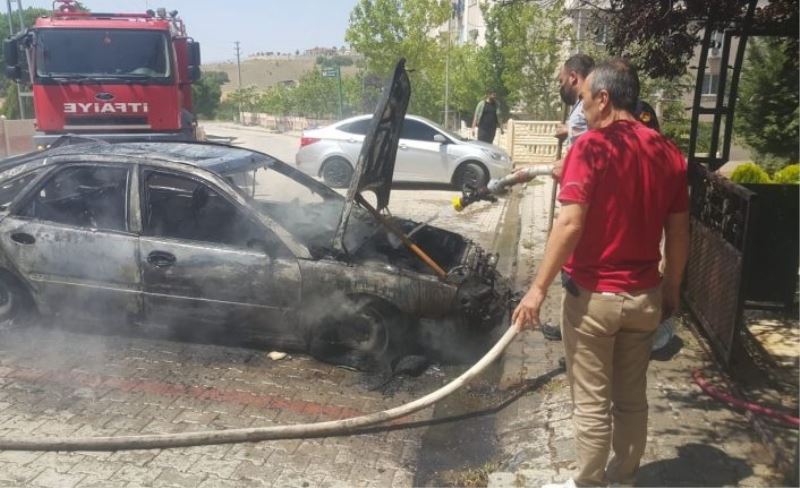 Elazığ’da alevlere teslim olan otomobil küle döndü