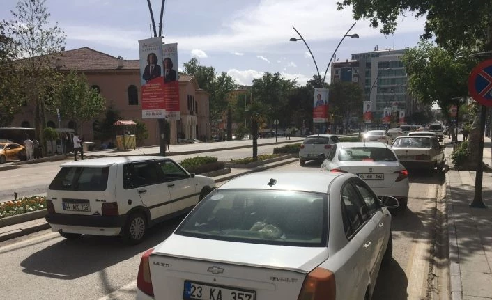 Elazığ’da kısıtlama ile yaya yoğunluğu azaldı, araç  yoğunluğu dikkat çekti