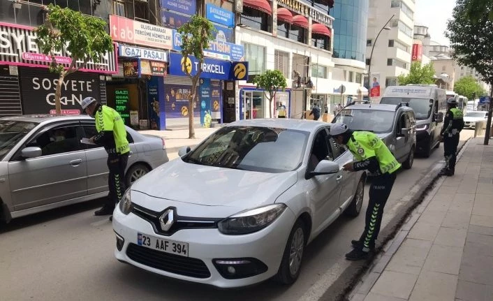 Elazığ’da kısıtlamaya sıkı denetim, araçlar tek tek kontrol edilmeye başlandı