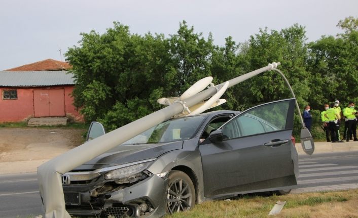 Elazığ’da otomobilin, çarptığı direk devrildi:1 yaralı