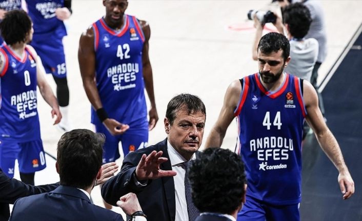 Ergin Ataman 2 yıl daha Anadolu Efes