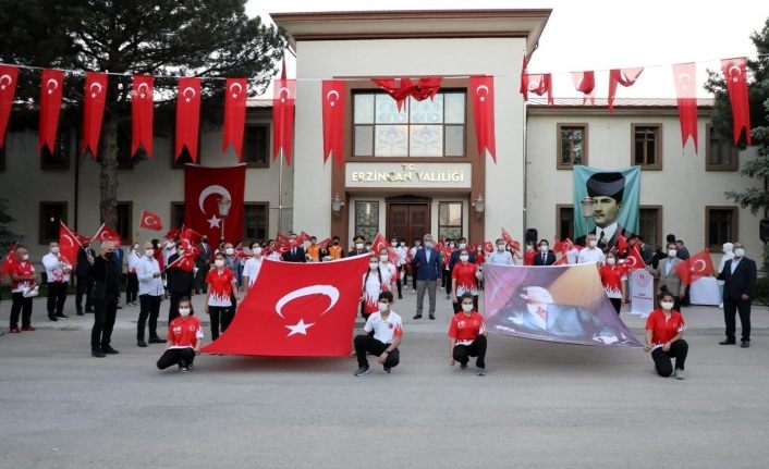 Erzincan’da 19.19’da hep bir ağızdan İstiklal Marşı okundu