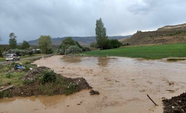 Erzincan’da sağanak sonrası derelerden sel geldi