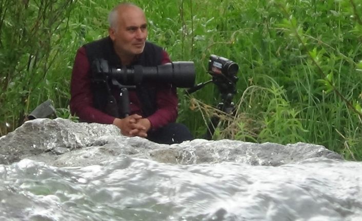 Haberci ve fotoğraf severlerden Van Gölü'ndeki balık göçüne ilgi