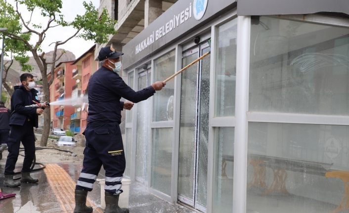 Hakkari’de şehir içi duraklar dezenfekten edildi