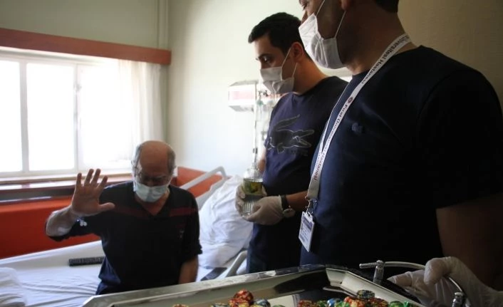 Hıdır Amca, hastanede bayramını kutlamaya gelen sağlıkçıları görünce gözyaşlarına hakim olamadı