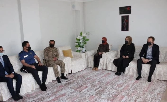 Hizan Kaymakamı Yelek, şehit ailesini ziyaret etti