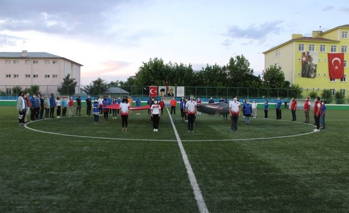 Iğdır’da saatler 19.19’u gösterdiğinde İstiklal Marşı okundu