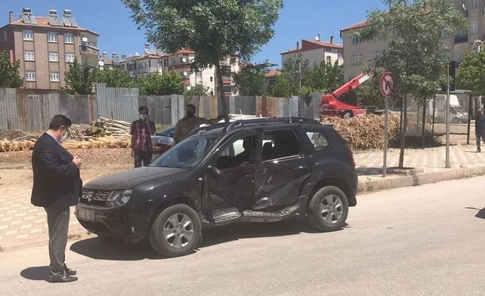 İki araç çarpıştı, sürücülerden biri yaralandı