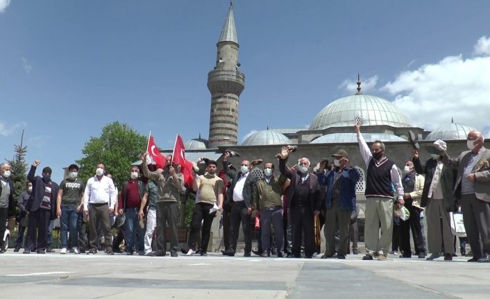 İsrail’e tepki için ayakkabı fırlattılar