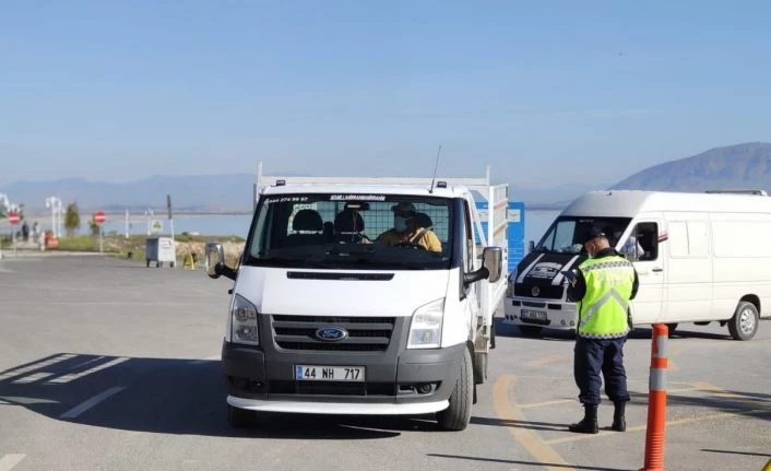 Jandarmadan vatandaşlara maske