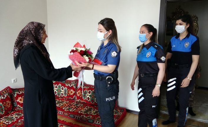 Kadın polislerden şehit annesine “Anneler Günü” ziyareti