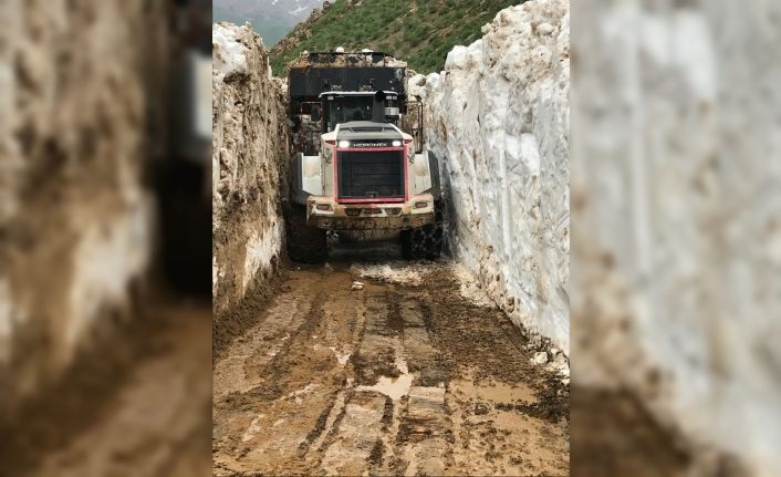 Kar kalınlığının 5 metreyi bulduğu yayla yolunda çalışma