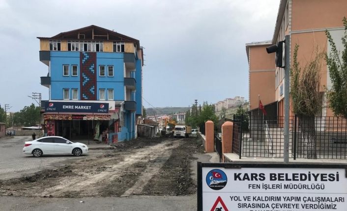 Kars Belediyesi yol yapım çalışmalarını başlattı