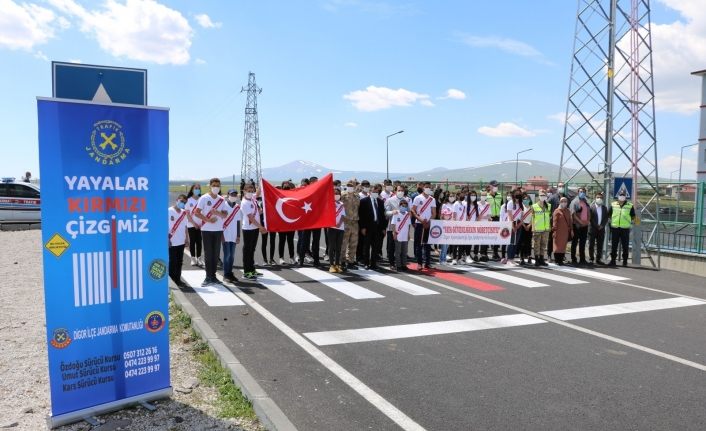 Kars’ta jandarma yaya önceliğine dikkat çekiyor