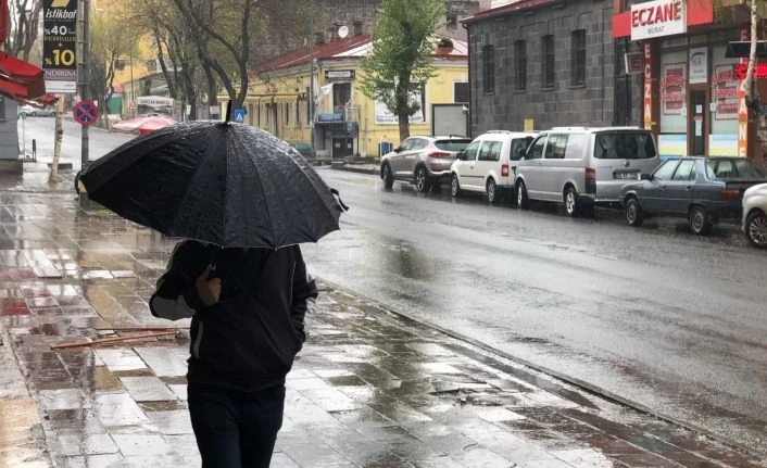 Kars’ta sağanak yağmur etkili oluyor