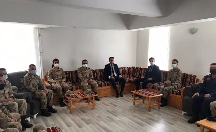 Kaymakam İlidi polis ve jandarma ile bayramlaştı