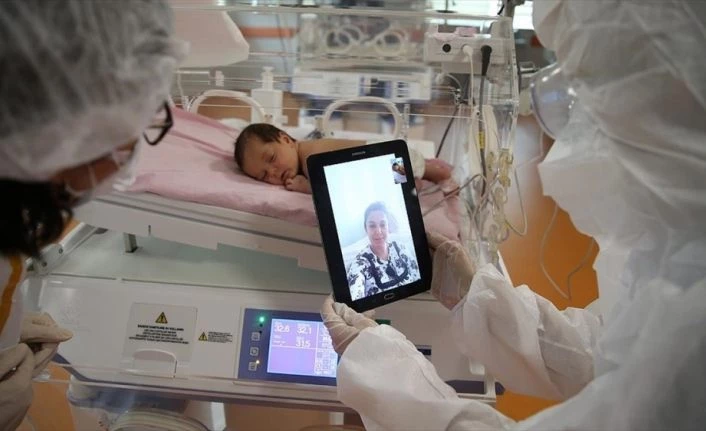 Kovid-19 nedeniyle 40 günlük ikizlerinden ayrı kalan anneye görüntülü görüşme sürprizi
