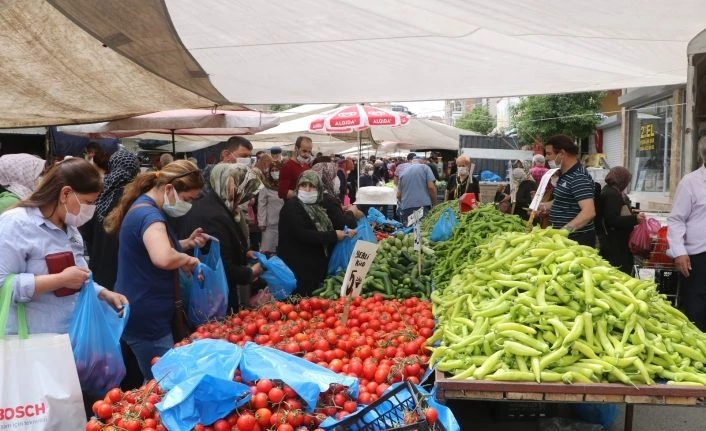 Kurulan semt pazarı esnafın da tüketicinin de yüzünü güldürdü