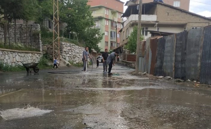 Mahalle halkı eline hortum alıp cadde ve sokakları yıkadı