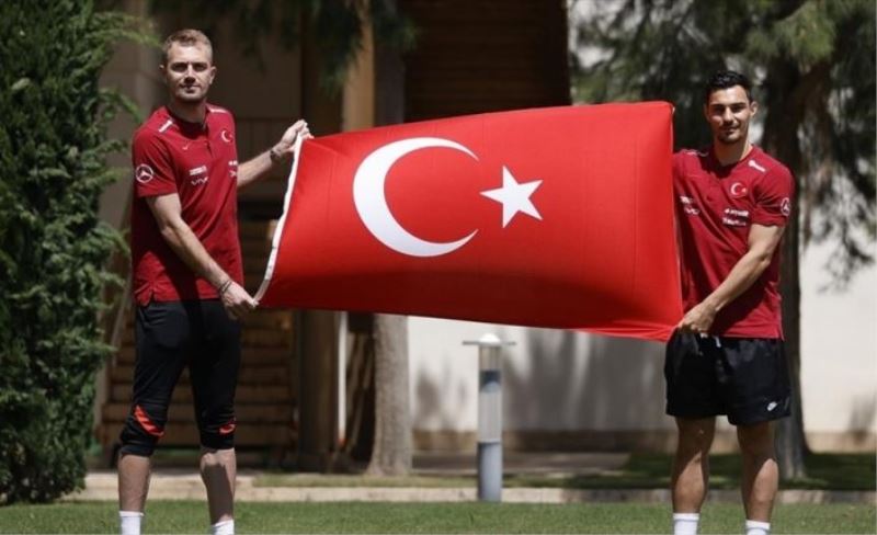Milli futbolcular Mert Günok ve Kaan Ayhan EURO 2020
