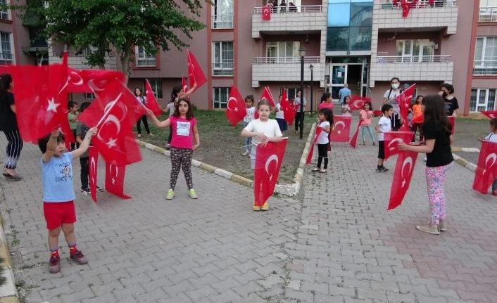 Muş’ta 19 Mayıs balkonlardan kutlandı