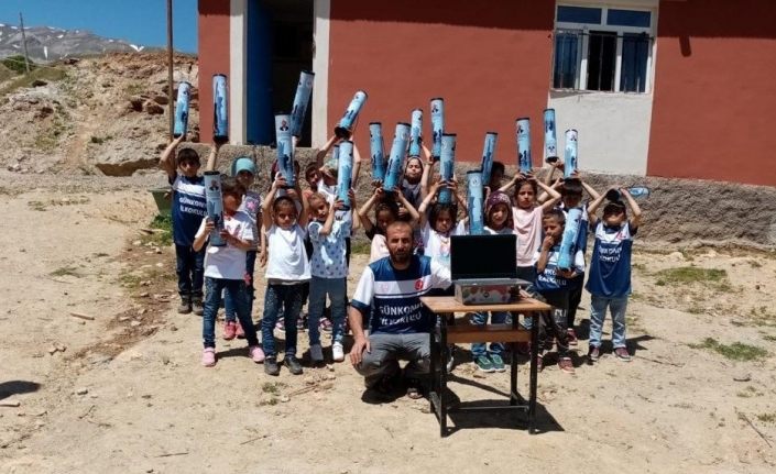 Öğrenciler, harçlıklarıyla hediye alıp akranlarına gönderdi