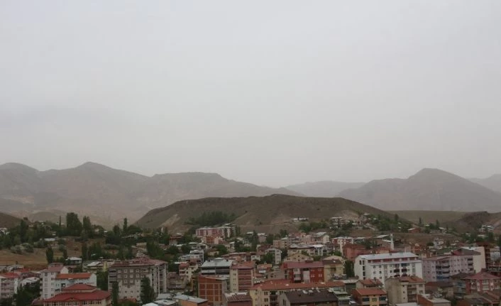 Oltu dağlarını kuraklık tozu sardı