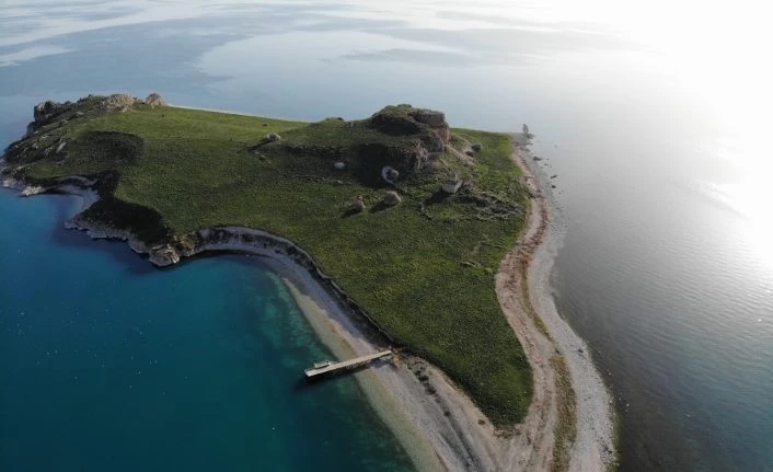 Van Gölü’nün el değmemiş güzelliği ’Çarpanak Adası’ baharla bambaşka güzel