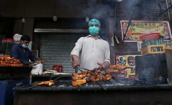 Pakistanlılar ramazan sofralarında geleneksel sokak yiyeceklerini tercih ediyor